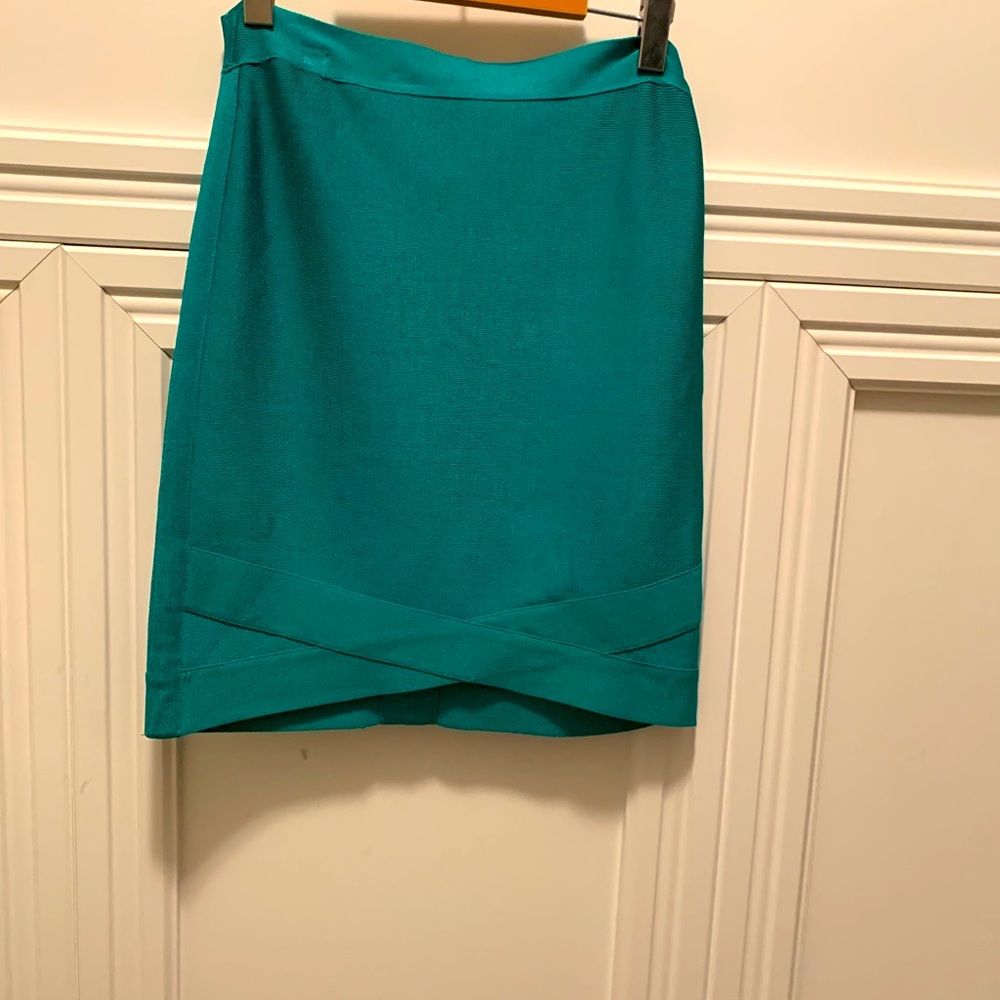 Bebe bodycon skirt in green